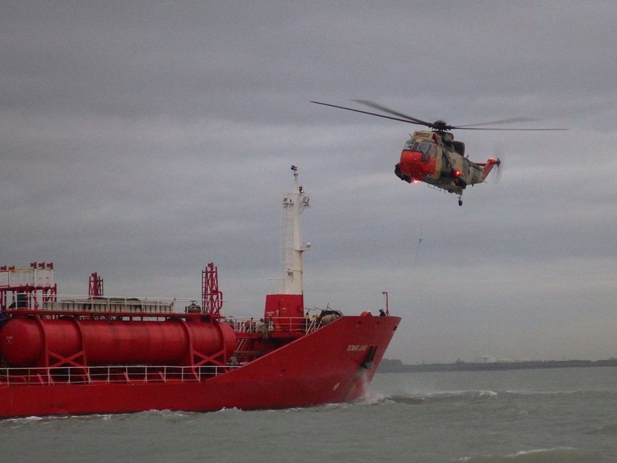 plohgos_epese_anaisthitos_sti_gefura_ploiou