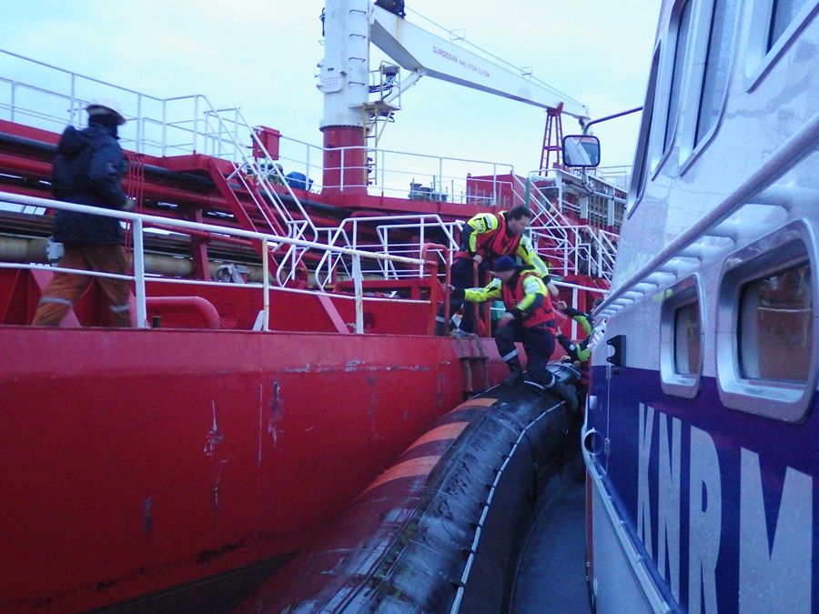 plohgos_epese_anaisthitos_sti_gefura_ploiou2