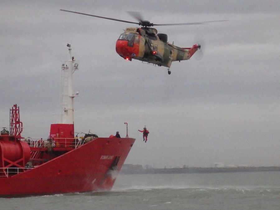 plohgos_epese_anaisthitos_sti_gefura_ploiou4