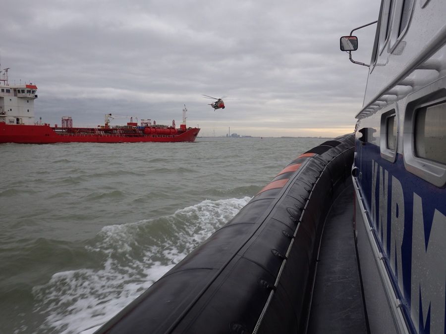 plohgos_epese_anaisthitos_sti_gefura_ploiou5