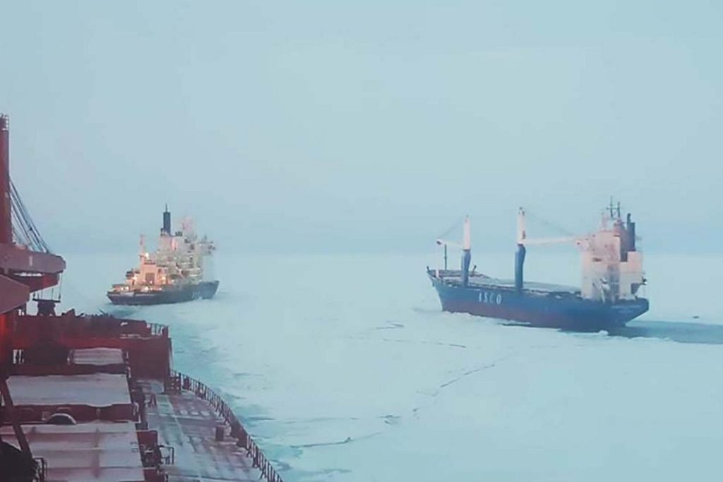 2 φορτηγά πλοία «εγκλωβίστηκαν» στα παγωμένα νερά της Βαλτικής θάλασσας!