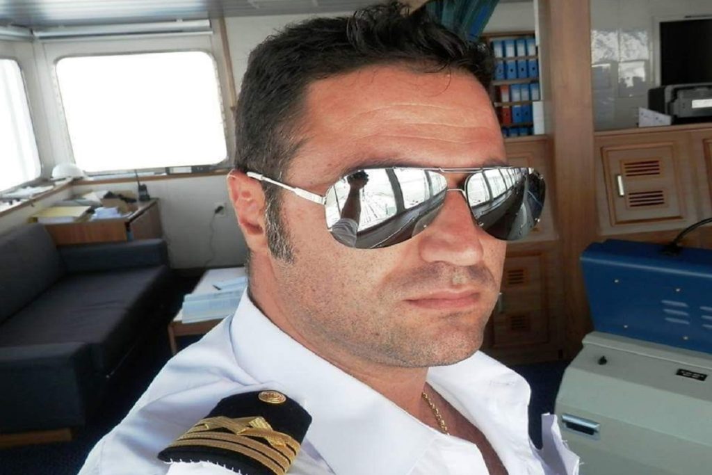 Ο Πλοίαρχος μεγάλης ναυτιλιακής εταιρείας που έγραψε τραγούδι για την κακοποίηση των παιδιών και των ζώων