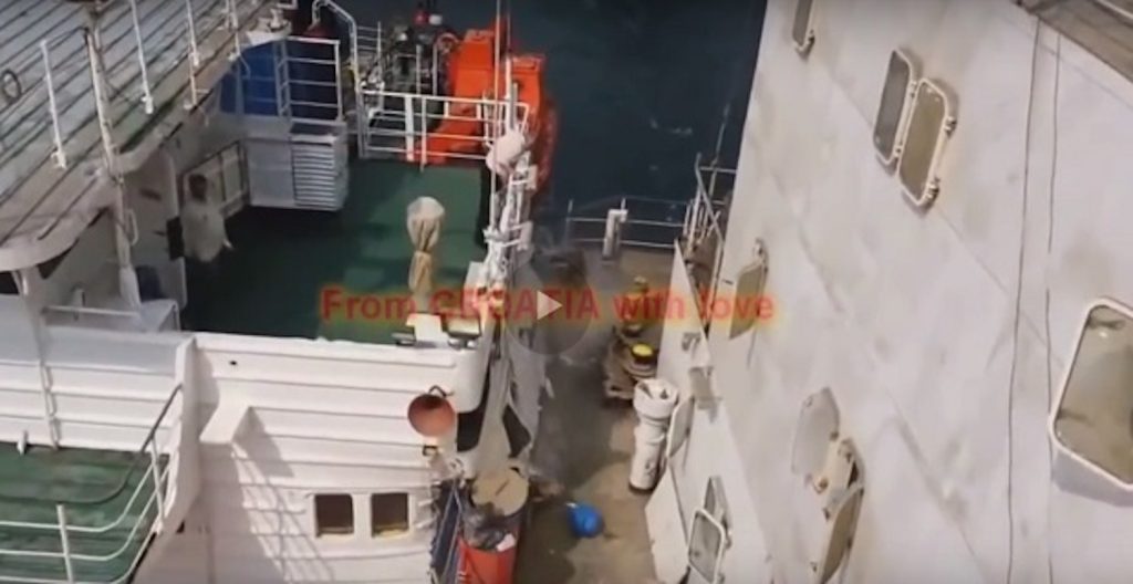 Πλοίο προσέκρουσε.. σε άλλο πλοίο που ήταν δεμένο στην προβλήτα! (Video)