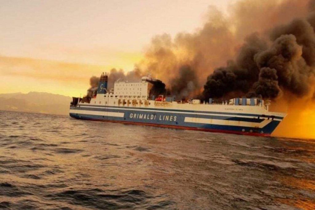 Φωτιά στο Euroferry Olympia: Βίντεο από την πυρκαγιά του πλοίου - Σε εξέλιξη η επιχείρηση