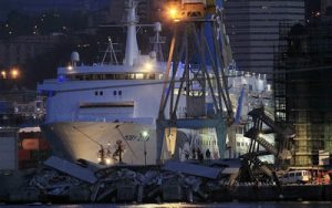 ploio-prosekrouse-sto-purgo-elegxou-sto-limani-ths-genobas