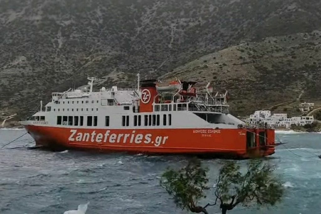 Το πλοίο «Διονύσιος Σολωμός» με 160 επιβάτες δεν μπόρεσε να δέσει στη Μήλο λόγω των ανέμων