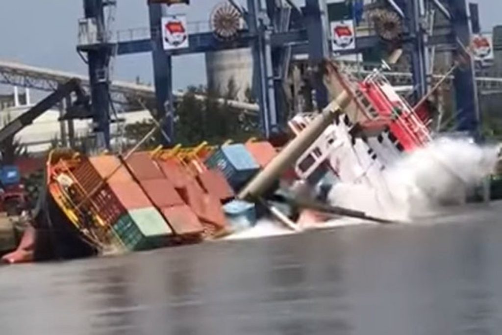 Containership ανατράπηκε στο λιμάνι (video)
