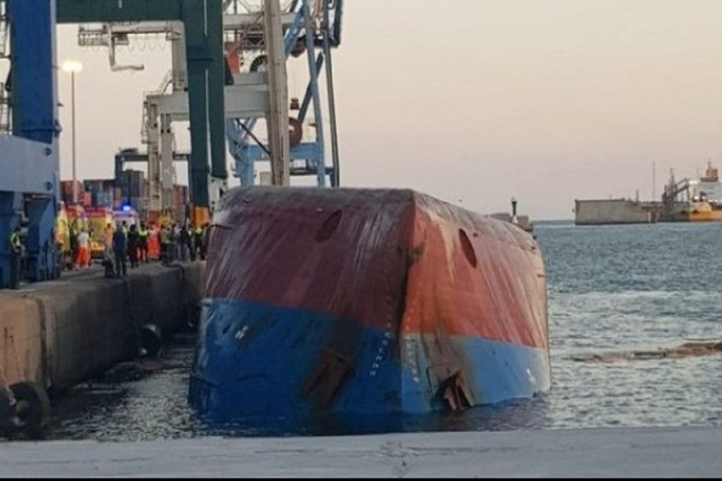 Πλοίο ανατράπηκε ενώ βρισκόταν προσδεμένο- δυο ναυτικοί αγνοούνται