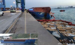 Πλοίο ανατράπηκε ενώ βρισκόταν προσδεμένο- δυο ναυτικοί αγνοούνται