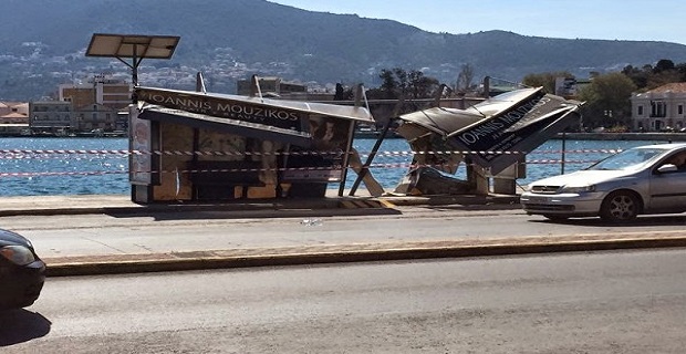 ploio_edese_sti_stasi_tou_ktel