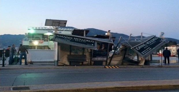 ploio_edese_sti_stasi_tou_ktel_