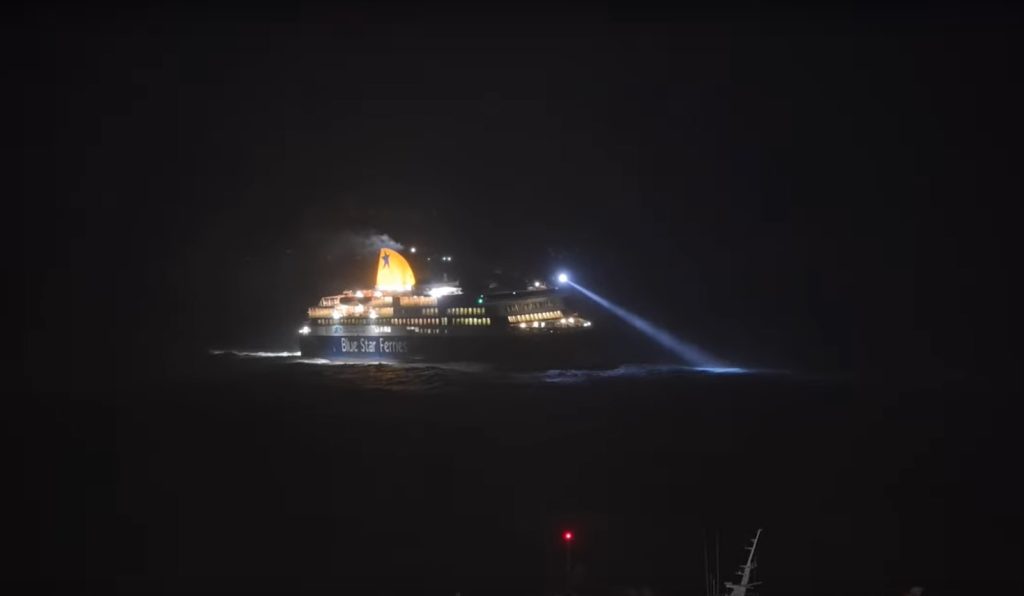 Νάξος: Ο Πλοίαρχος του Blue Star Delos αναγκάστηκε να χρησιμοποιήσει τον προβολέα γιατί δεν λειτουργούσε ο φάρος! (Βίντεο)
