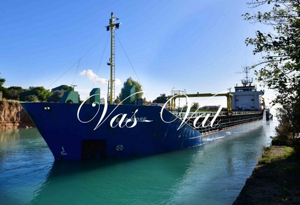 Τούρκικο φορτηγό πλοίο κόλλησε στον ισθμό της Κορίνθου [φωτογραφίες]