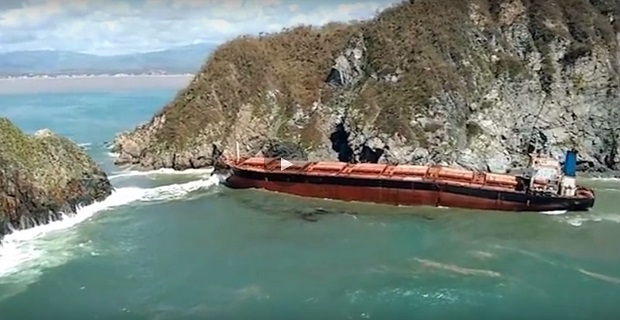 ploio_kopike_sta_dio_apo_tifvna