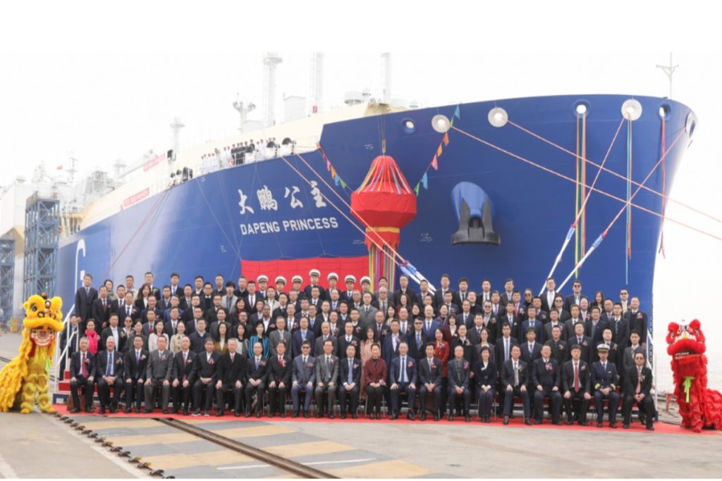 Παραδόθηκε το μεγαλύτερο πλοίο μεταφοράς LNG με μικρό βύθισμα στον κόσμο στην κινεζική Shenzen Gas