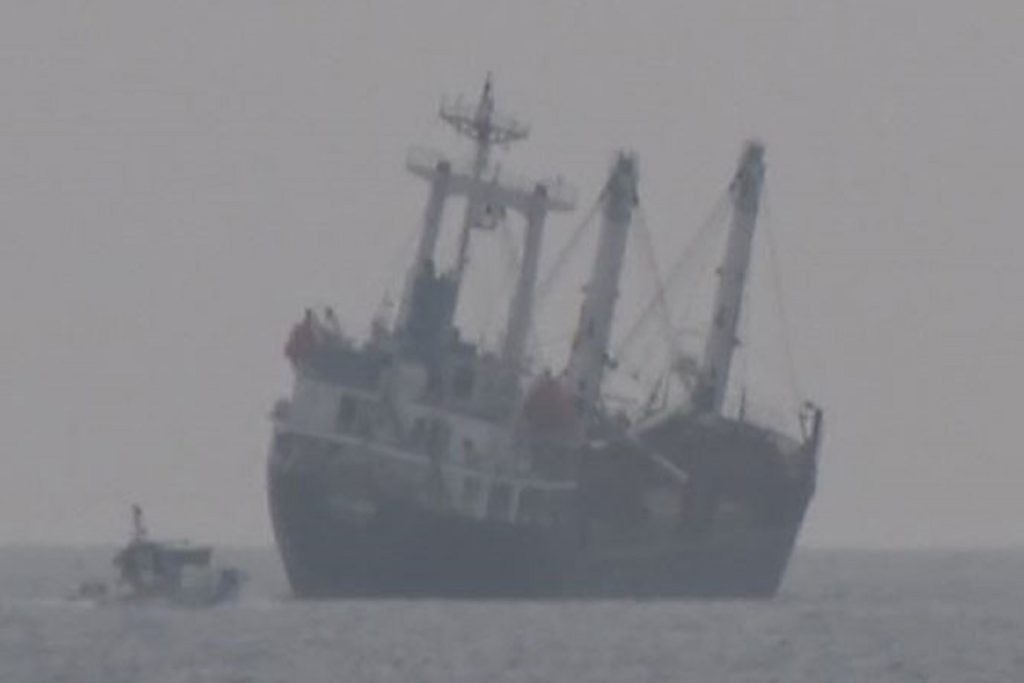 Φορτηγό πλοίο φορτωμένο με ξυλεία πήρε μεγάλη κλίση μετά από μετατόπιση φορτίου στη Τουρκία