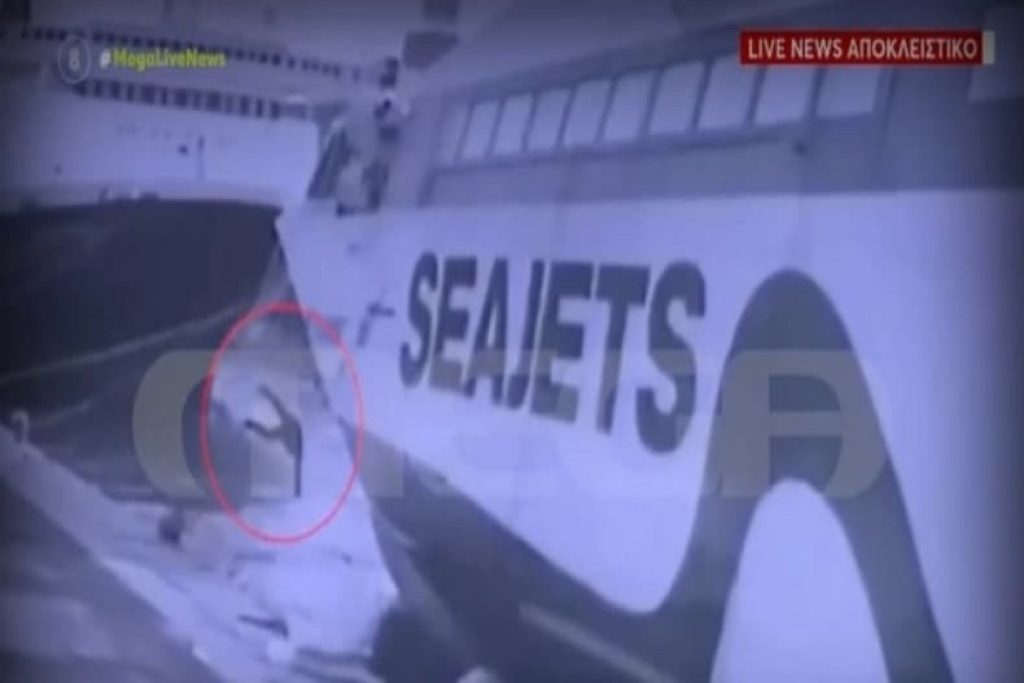 Βίντεο ντοκουμέντο! Η στιγμή που ναυτικοί πέφτουν στη θάλασσα
