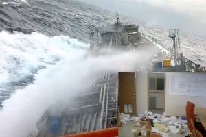 ploio_pairnei_megalh_klish