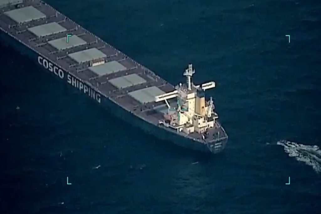 Η στιγμή που Ινδοί κομάντο επιβιβάζονται σε φορτηγό πλοίο που κατέλαβαν οι πειρατές (Video)