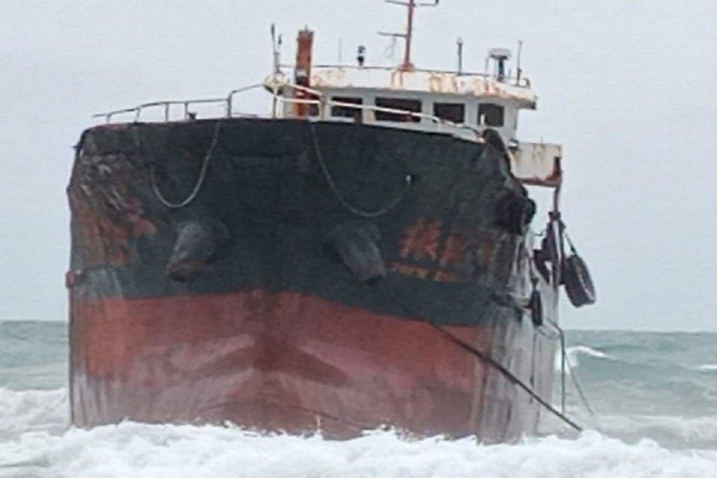 Μυστηριώδες πλοίο φάντασμα προσάραξε στην Καμπότζη - Στο σημείο βρέθηκαν κάποια πεταμένα σωσίβια