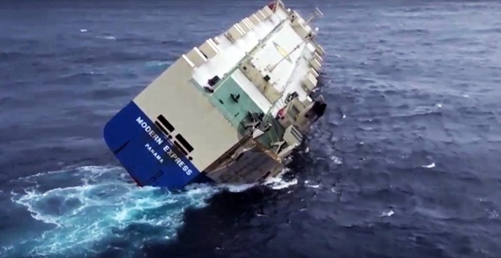 Δείτε το τελευταίο βίντεο του πλοίου RoRo με την τρομακτική κλίση που έχει πάρει