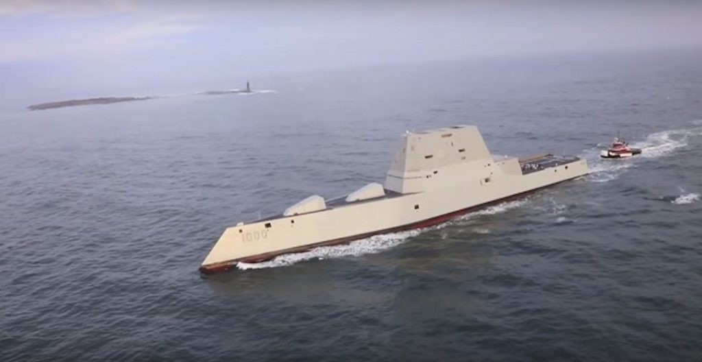 Εντυπωσιακό βίντεο από ψηλά με drone του αντιτορπιλικού Zumwalt των 4,4 δισ. Δολαρίων!