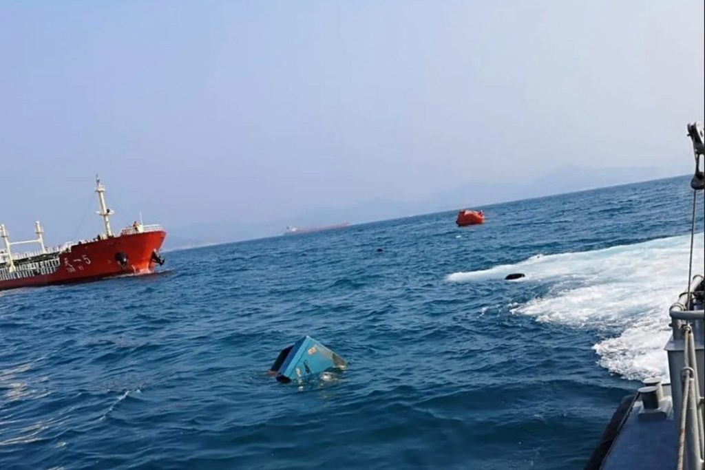 Αλιευτικό σκάφος συγκρούστηκε με δεξαμενόπλοιο ηλικίας μόλις 2 εβδομάδων... 8 μέλη του πληρώματος αγνοούνται