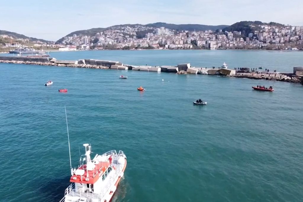 Βρέθηκε η σορός ενός μέλους του πληρώματος 4 ημέρες μετά τη βύθιση του τουρκικού φορτηγού πλοίου στη Μαύρη Θάλασσα