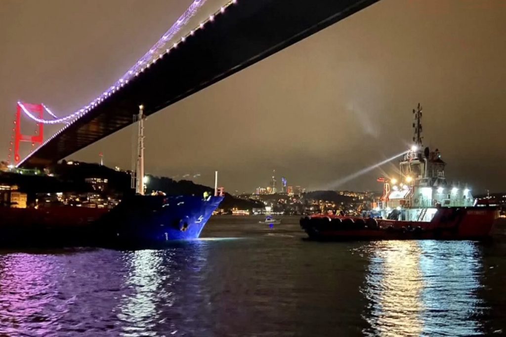 Πλοίο με προορισμό την Κάλυμνο «μπλόκαρε τα στενά του Βοσπόρου (Video)