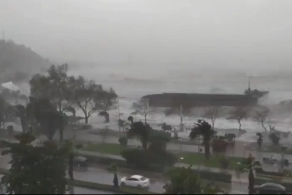 Πολλοί αγνοούμενοι από την βύθιση δύο φορτηγών πλοίων εν μέσω σφοδρής καταιγίδας (video)