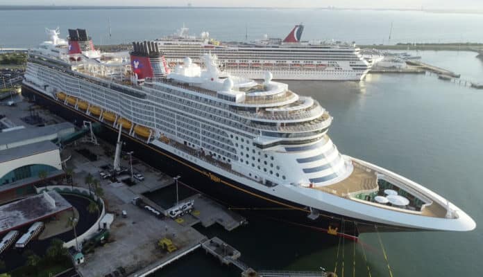 Το νέο κρουαζιερόπλοιο 341 μέτρων της Disney κατέφτασε στη Φλόριντα μέσα σε εορταστικό κλίμα (video)