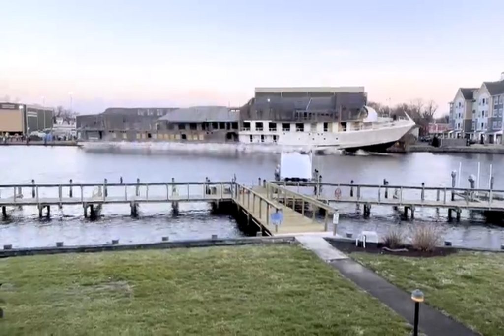 ΒΙΝΤΕΟ: Καθελκύστηκε το βαρύτερο κρουαζιερόπλοιο για ποτάμια στο ναυπηγείο Chesapeake Shipbuilding