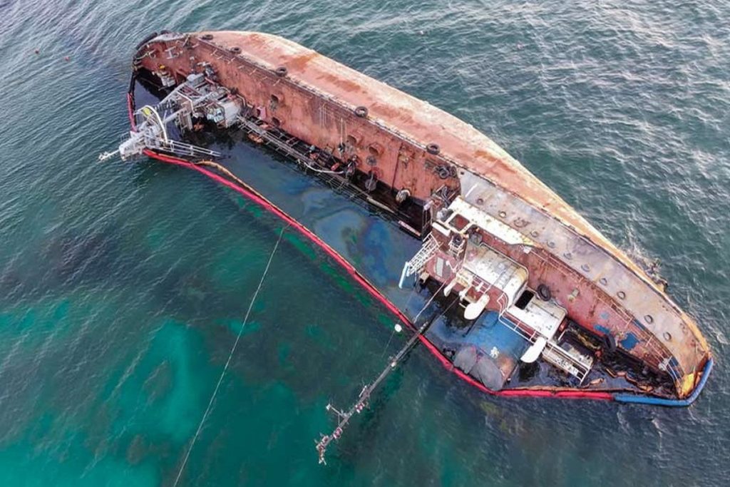 Φόβοι ότι είναι νεκροί οι 16 ναυτικοί από την ανατροπή του δεξαμενόπλοιου Prestige Falcon