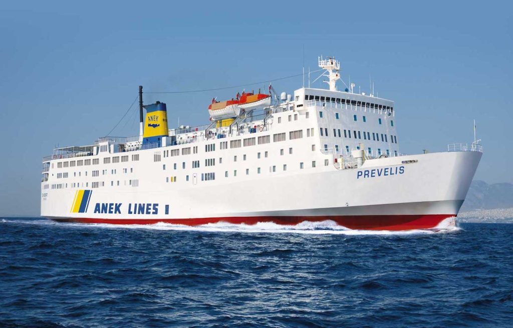 Προσέκρουσε στη Σαντορίνη το πλοίο Πρέβελης