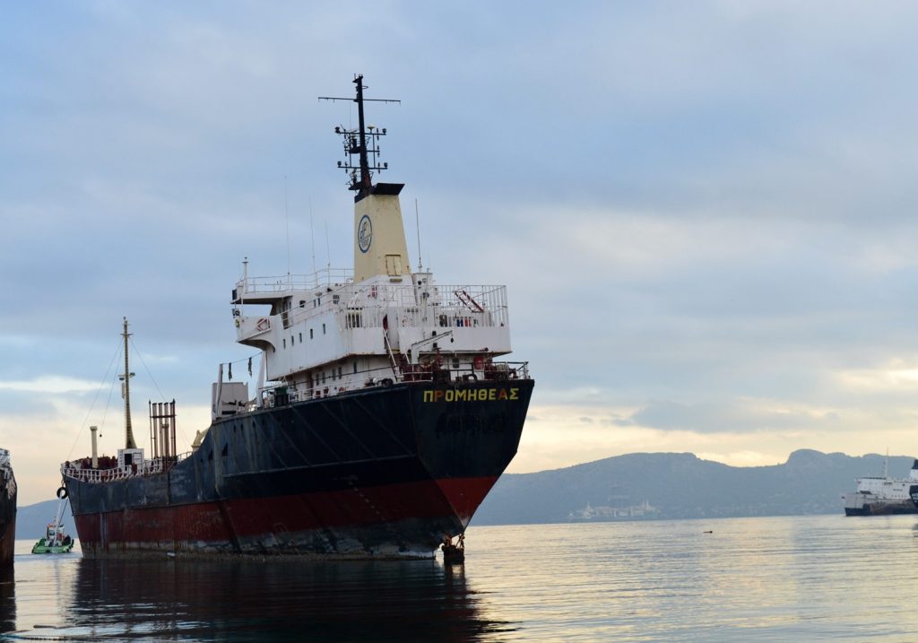 Ο.Λ.Ε. ΑΕ: Απομακρύνθηκε επικίνδυνο δεξαμενόπλοιο από τον κόλπο της Ελευσίνας (photos)