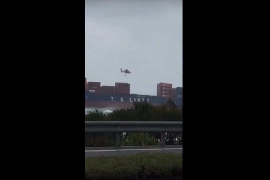 Τρομακτικό βίντεο: Ελικόπτερο πέφτει στη θάλασσα δίπλα σε προσαραγμένο πλοίο!