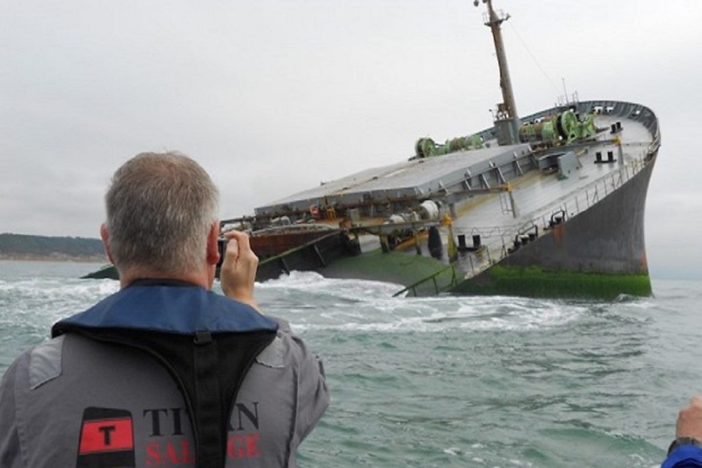 Εντυπωσιακές φωτογραφίες από την επανάπλευση της πλώρης προσαραγμένου φορτηγού πλοίου