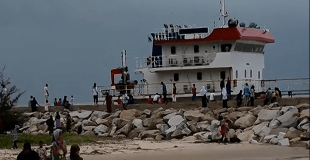 prosaraksh-ploiou-pou-eixe-pesei-sta-xeria-peiratwn1