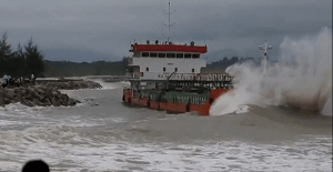 prosaraksh-ploiou-pou-eixe-pesei-sta-xeria-peiratwn2