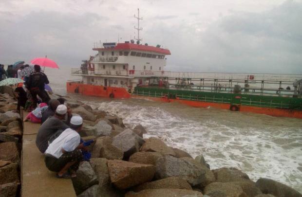 prosaraksh-ploiou-pou-eixe-pesei-sta-xeria-peiratwn2