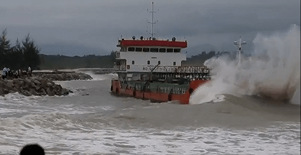 prosaraksh-ploiou-pou-eixe-pesei-sta-xeria-peiratwn