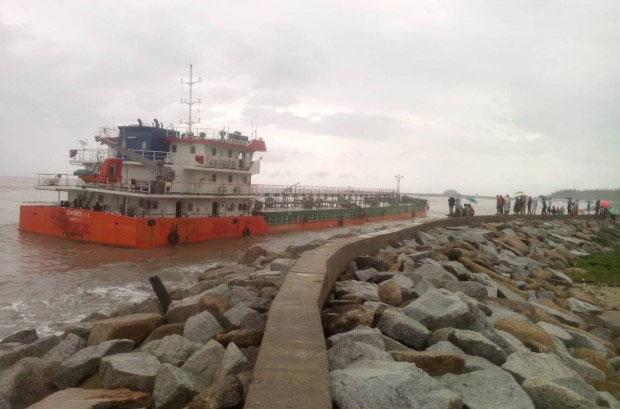 prosaraksh-ploiou-pou-eixe-pesei-sta-xeria-peiratwn3