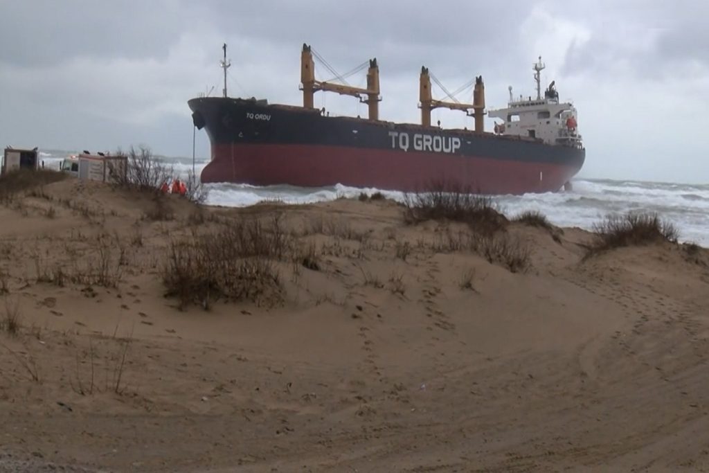 Φορτηγό πλοίο προσάραξε στην μαύρη θάλασσα στη Τουρκία (Βίντεο)