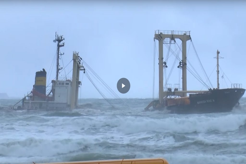 Δείτε βίντεο με το προσαραγμένο και κομμένο πλοίο στην Κρήτη