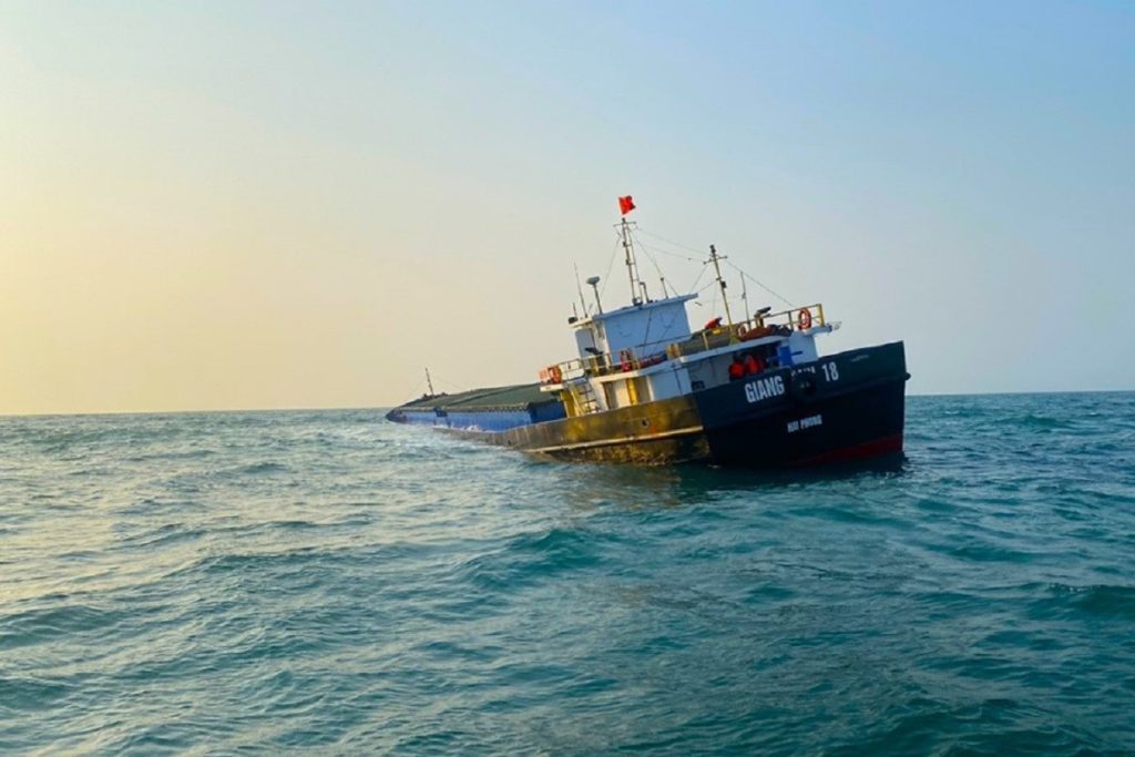 Φορτηγό πλοίο προσάραξε σε ύφαλο- Σε κρίσιμη κατάσταση μέλη του πληρώματος του (Βίντεο)