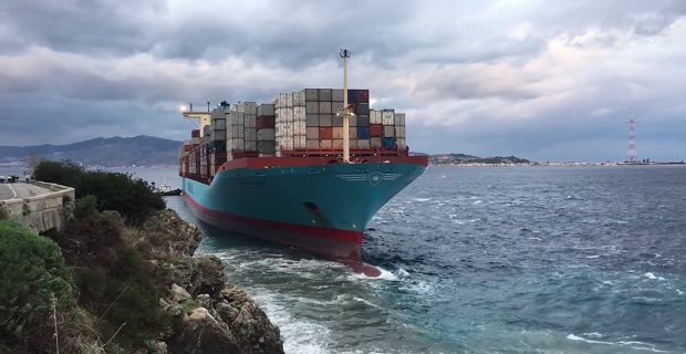 Αποκολλήθηκε το πλοίο container που προσάραξε στο στενό της Μεσίνα- Δείτε το βίντεο με το προσαραγμένο πλοίο