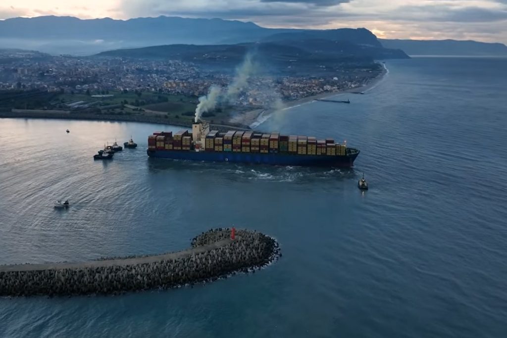 Δείτε το Βίντεο: Με επιτυχία επανέπλευσε και πάλι το 340 μέτρων πλοίο μεταφοράς κοντέινερ που προσάραξε στην Ιταλία