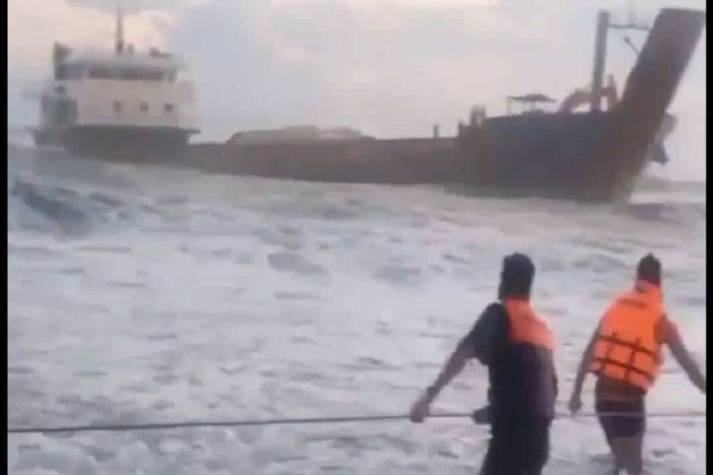 Φορτηγό πλοίο προσάραξε στις Φιλιππίνες - 22 από τα 24 μέλη του πληρώματος διασώθηκαν (video)