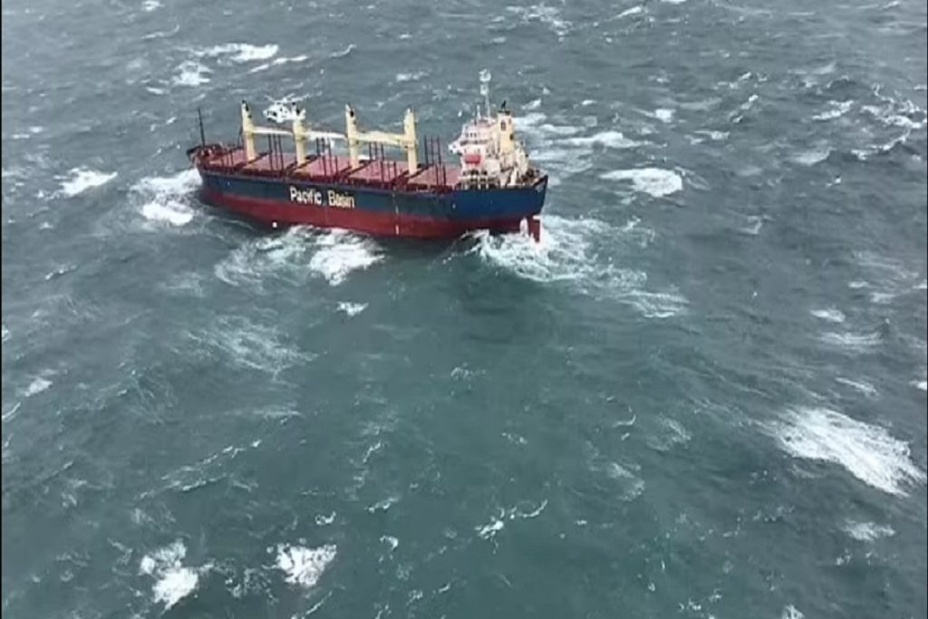 Φορτηγό πλοίο έμεινε ακυβέρνητο εν μέσω κακοκαιρίας και αγκυροβόλησε μόλις 0.5 μίλι από την ακτή! (ΒΙΝΤΕΟ)