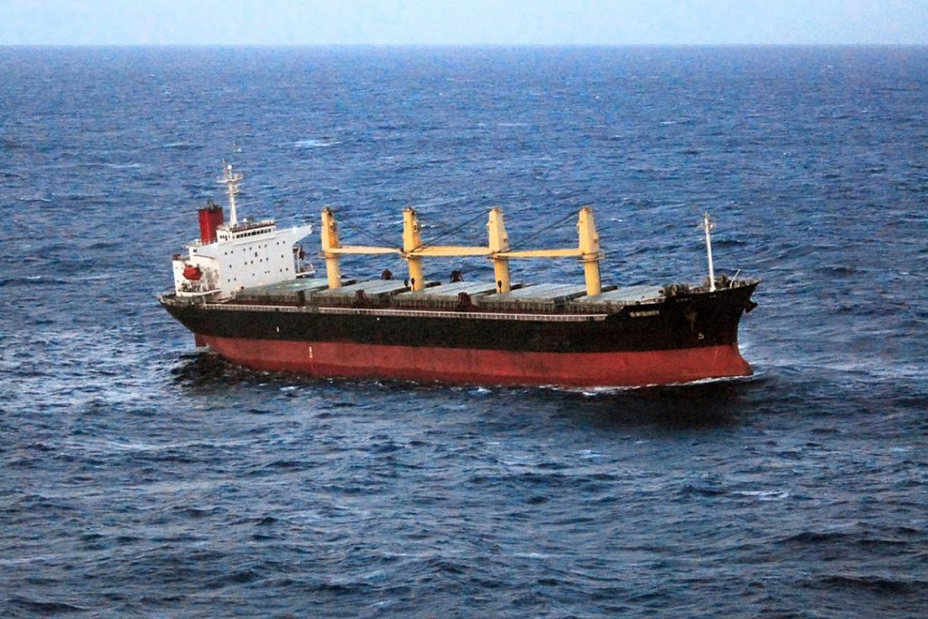 Φορτηγό πλοίο προσάραξε στη νησίδα “ΔΥΟ ΑΔΕΛΦΙΑ” στην Πύλο